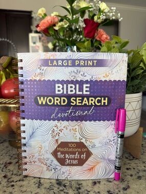 ✨NWT Bible Word Search Devotional w/Highlighter Included💜